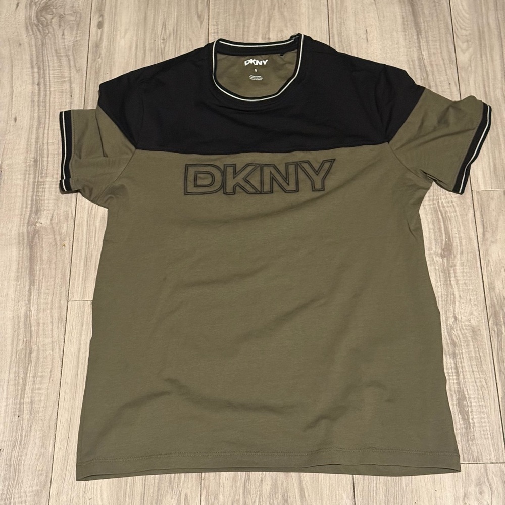 DKNY Men's Two-Tone Black and Olive Tee